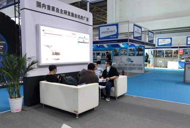 與參會人員進行產品介紹 與參會人員進行產品介紹